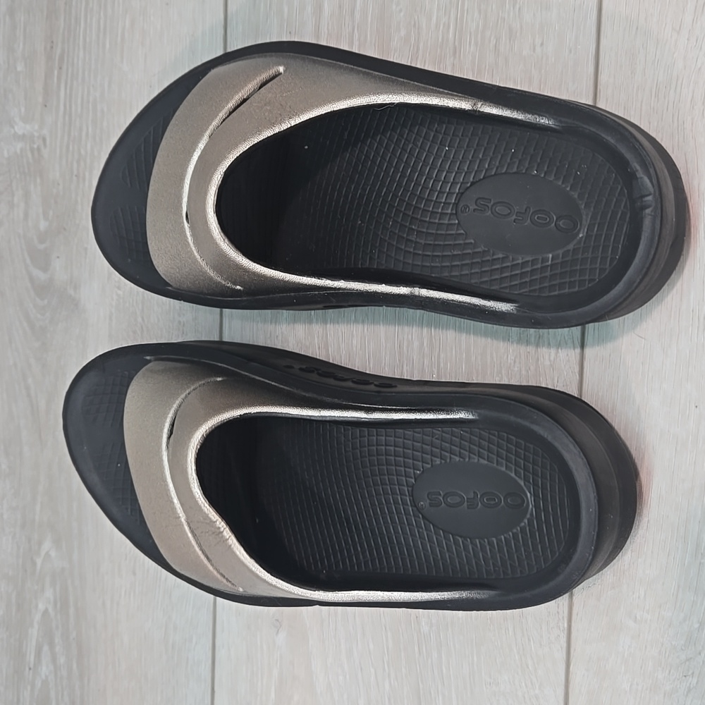 OOFOS Metallic Silver Slide Clogs - Picture 6 of 11
